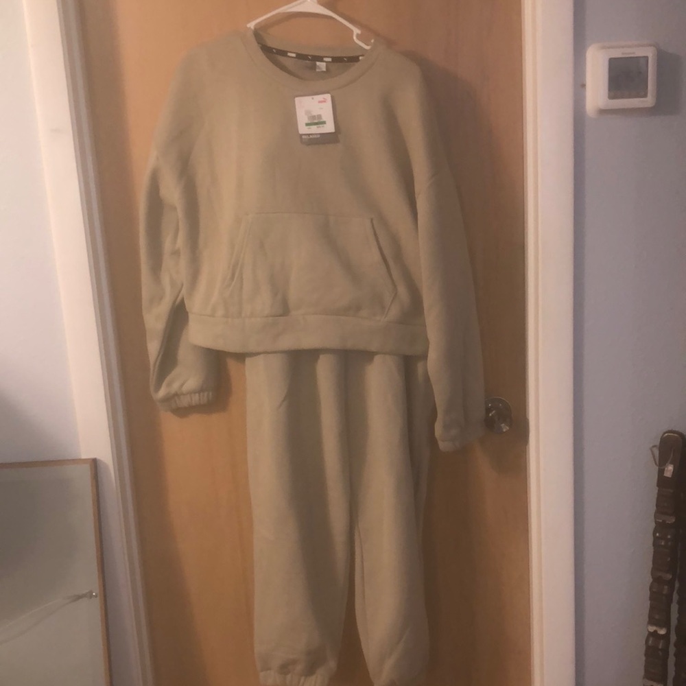 NWT Puma jogging suit!!!